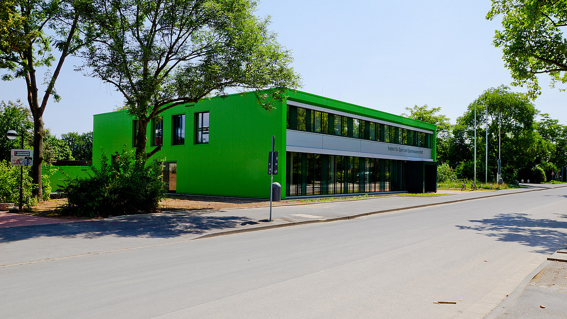 Das Foto zeigt das Institut für Sport und Sportwissenschaft der Uni Kassel