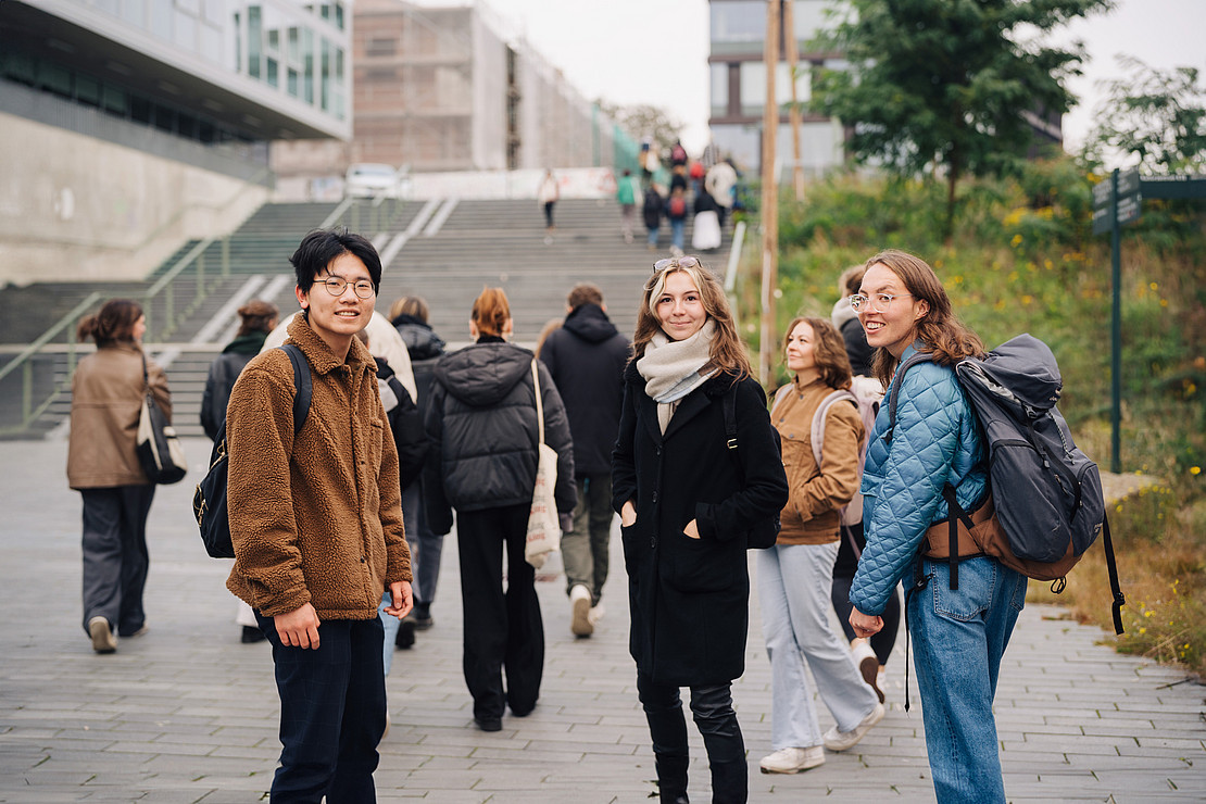 Studenten auf dem Campus.