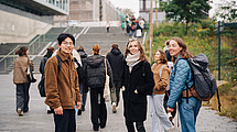 Studenten auf dem Campus.