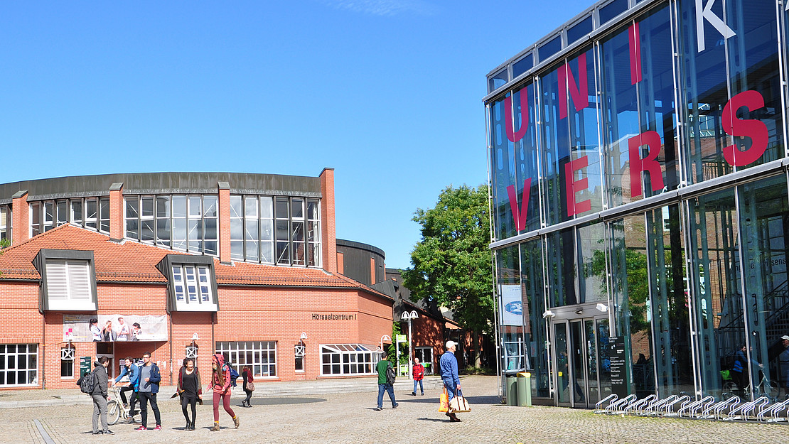 Das Bild zeigt zwei Gebäude auf dem Campus Holländischer Platz