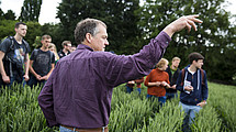 Studenten im Feld.
