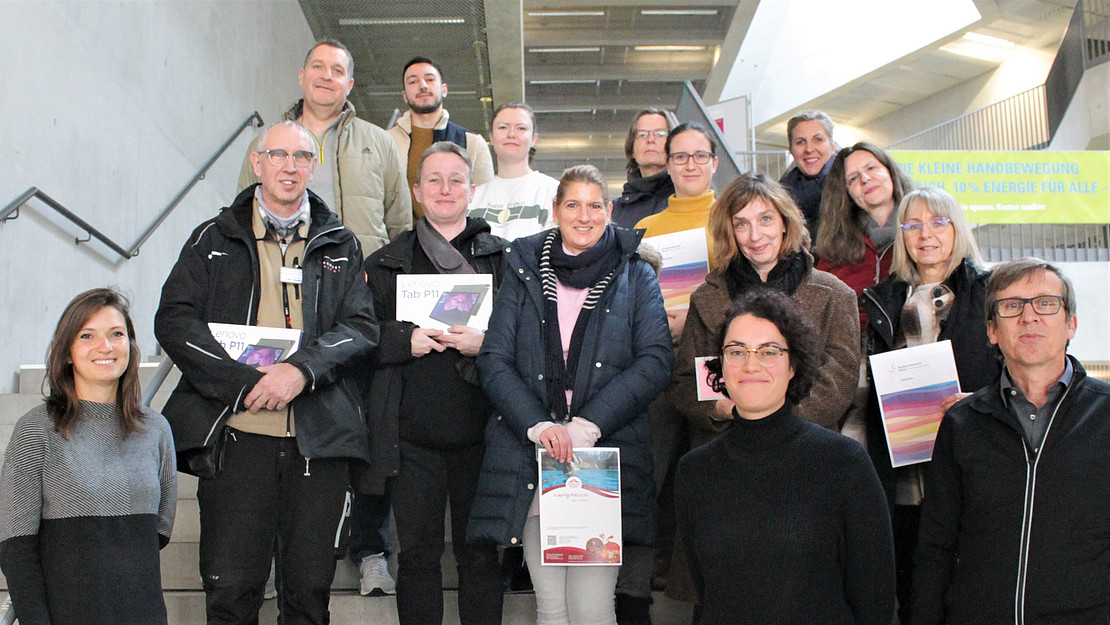 Das Foto zeigt Organisatoren, Gewinerinnen und Gewinner (v.l.n.r.): Uwe Schwanz, Klaus Trost, Abdulkader Sabouni, Ulrike Vinschen, Johanna Bretthauer, Edith Pfitzner, Vanessa Laspe, Simone Baum Janina Paul Monika Ziegler, Renate Heist. Vordere Reihe: Sophie Kahnt (Fachgebiet Verkehrsplanung und Verkehrssysteme), Aylin Körpe (Green Office), Karl Haase (Abteilung Bau, Technik und Liegenschaften, v.l.)