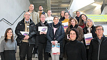 Das Foto zeigt Organisatoren, Gewinerinnen und Gewinner (v.l.n.r.): Uwe Schwanz, Klaus Trost, Abdulkader Sabouni, Ulrike Vinschen, Johanna Bretthauer, Edith Pfitzner, Vanessa Laspe, Simone Baum Janina Paul Monika Ziegler, Renate Heist. Vordere Reihe: Sophie Kahnt (Fachgebiet Verkehrsplanung und Verkehrssysteme), Aylin Körpe (Green Office), Karl Haase (Abteilung Bau, Technik und Liegenschaften, v.l.)