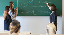 The photo shows the professor with students in the seminar room 