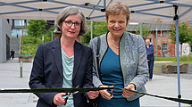 The picture shows Simone Fedderke, Head of Transport of the City of Kassel, and Prof. Dr. Ute Clement, President of the University of Kassel, opening Moritzstrasse. 