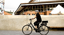 Das Foto zeigt eine Radfahrerin 