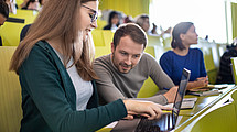Studierende im Hörsaal der Universität Kassel.