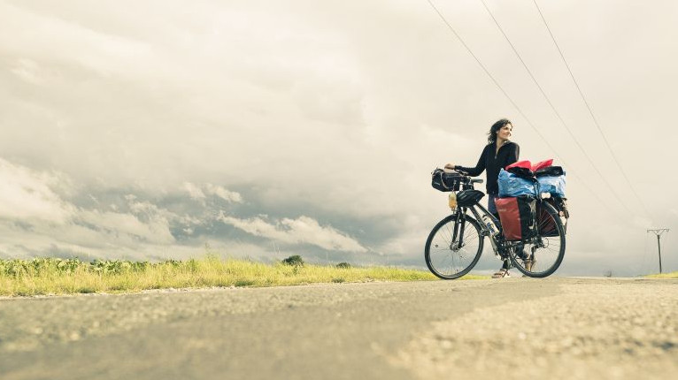 Das Bild zeigt die Fotografin Mina Esfandiari auf dem Radweg Deutsche Einheit. 