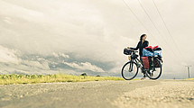 Das Bild zeigt die Fotografin Mina Esfandiari auf dem Radweg Deutsche Einheit. 