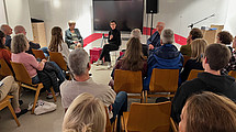 Carolin Emcke (Mitte) mit Uni-Präsidentin Prof. Dr. Ute Clement und Vereins-Vorsitzendem Prof. Dr. Wilfried Sommer. 