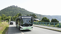 Ein Bus des NVV fährt am Edersee.