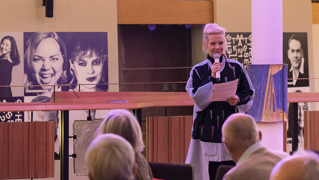 The picture shows the artist Katrín Hahner with a meditation to Rún Tryggvadóttir's audio artwork during the first future dialogue in March 2022