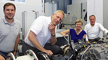 The photo shows At the new large-scale test stand (from left): Henning Rimbach (Head of Competence Center E-Axis Daimler Truck Plant Kassel), Prof. Dr.-Ing. Michael Fister (FG Mechatronics with focus on vehicles), University President Prof. Dr. Ute Clement, Prof. Dr. Frank H. Lehmann (Site Manager Mercedes-Benz Plant Kassel).