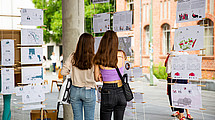 Zwei Besucherinnen