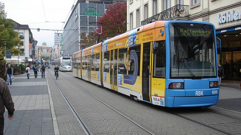 Straßenbahnen in der Kasseler Königsstraße. 