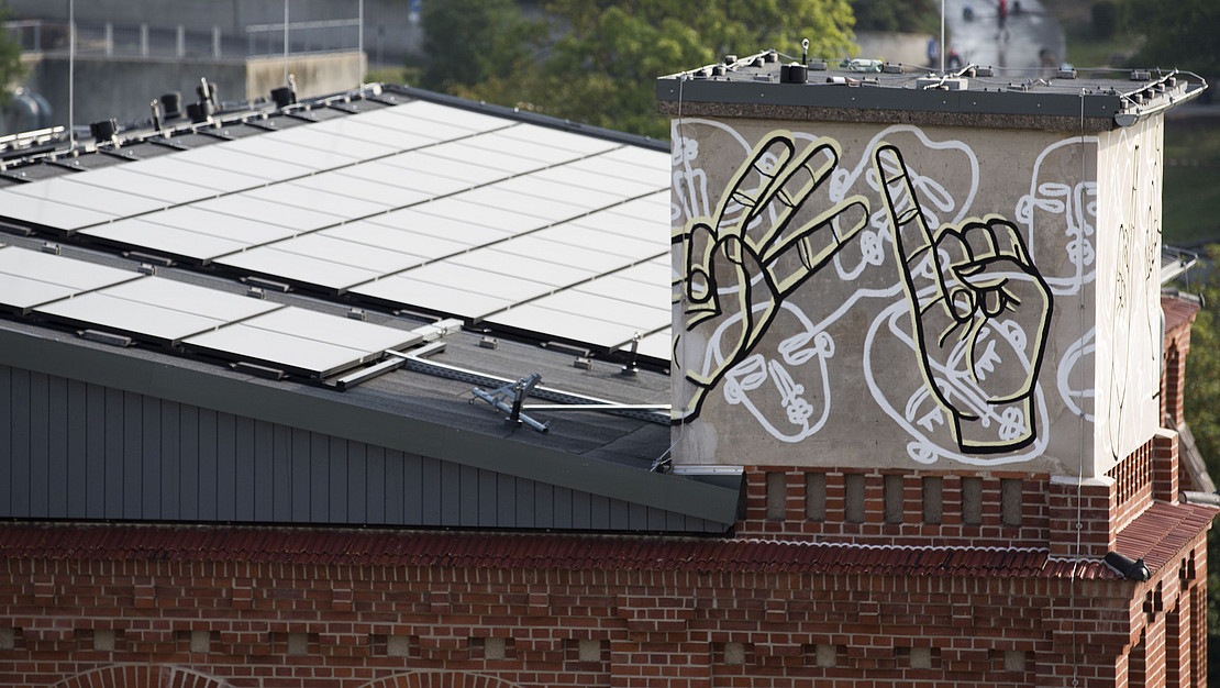 The photo shows a solar installation on the roof of the student house of the University of Kassel.