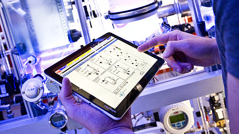  (opens enlarged image)The picture shows a student with a tablet in the model factory of the mechanical engineering department.