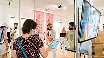 Besucher in der Ausstellung "Wissensspeicher" in der Königsgalerie.