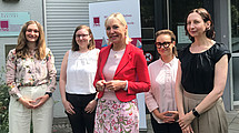 The photo shows Hesse's Digital Minister Prof. Dr. Kristina Sinemus with staff members of the international research project AI Forensics: Viktoria Horn, Lisa Marie Bläsing, Prof. Dr. Kristina Sinemus, Goda Klumbyte, Prof. Dr. Claude Draude.