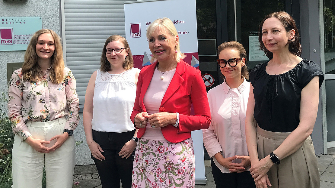 The photo shows Hesse's Digital Minister Prof. Dr. Kristina Sinemus with staff members of the international research project AI Forensics: Viktoria Horn, Lisa Marie Bläsing, Prof. Dr. Kristina Sinemus, Goda Klumbyte, Prof. Dr. Claude Draude.