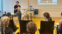 Primary school children at the reading of "Die Klimaschweine" with author Julia Neuhaus.