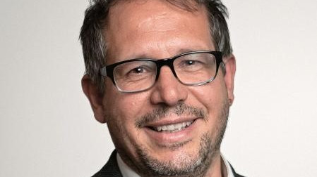 Das Foto zeigt Prof. Dr. Christoph Flückiger 