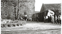 Picture of a memorial demonstration that took place on May 8, 1985 and ended at the memorial site. The event was organized by the DGB Schwalm Eder.