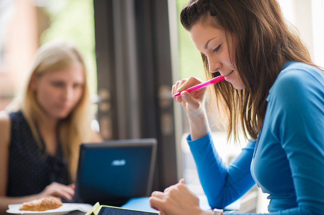 zwei Studentinnen in einer Lernsituation