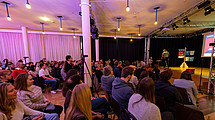 The photo shows a university event in the opera foyer in Kassel