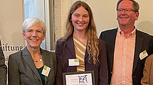 Das Bild zeigt Dr. Katharina Gaida (Mitte) mit Prof. Dr. Petra Freudenberger-Lötz (Institut für Evangelische Theologie an der Uni Kassel) und Prof. Dr. Michael Obermaier, einer der Herausgeber der Reihe "Pädagogische Diskurse". 