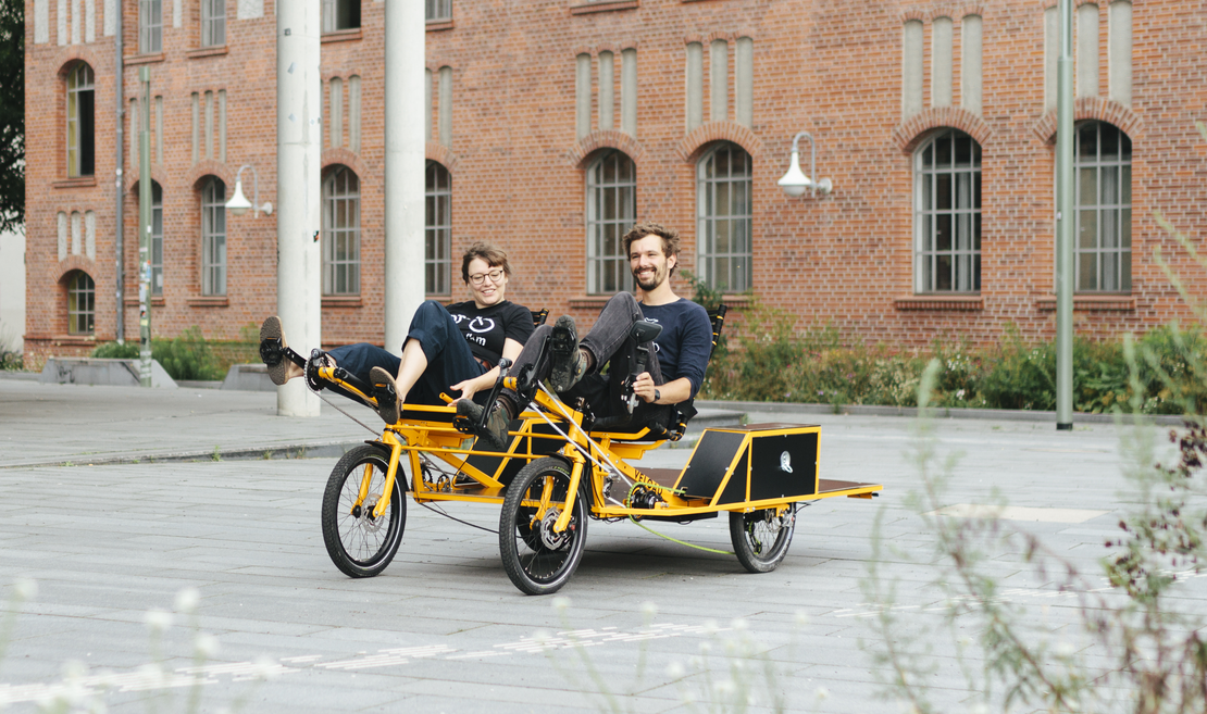 Das Team auf einem Lastenrad.