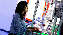 Eine Wissenschaftlerin arbeitet im Labor (Imagebild)