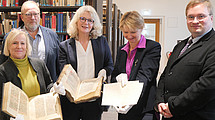 Das Foto zeigt Kerstin Braun (Geschäftsführerin Bibliothek Brehm), Dr. Hartmut Wecker Vorstandsvorsitzender der Bibliothek Brehm, Claudia Martin-Konle (Biblitheksdirektorin UB Kassel), Dr. Brigitte Pfeil (Leiterin Handschriftenabteilung UB Kassel) und Philipp Wecker (Wissenschaftlicher Mitarbeiter Bibliothek Brehm präsentieren erste Werke der Bibliothek Brehm, die von der UB Kassel digitalisiert werden. 