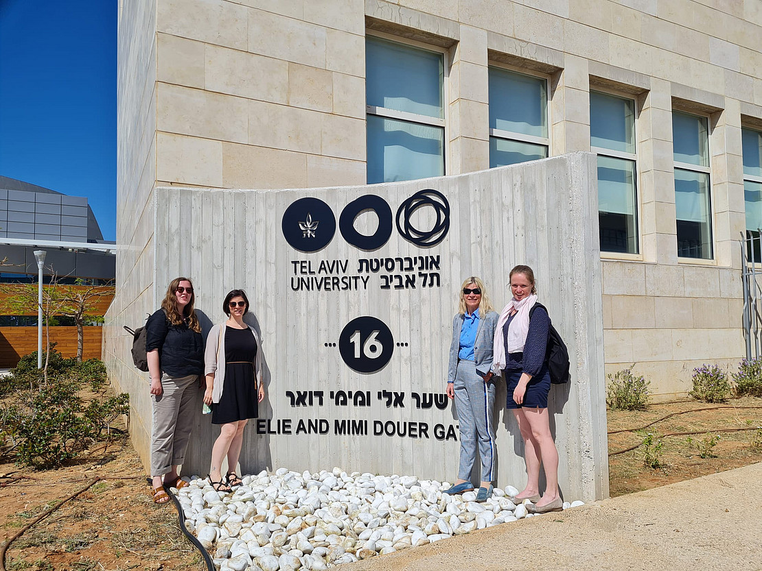 Yvonne Hesse, Rebecca Harke, Prof. Dr. Claudia Finkbeiner und Regina Kesting an der Tel Aviv University