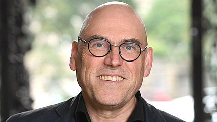 Das Bild zeigt Professor Doktor Wolfgang Schroeder