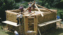 Gernot Minke: Strohballenhaus, 2000