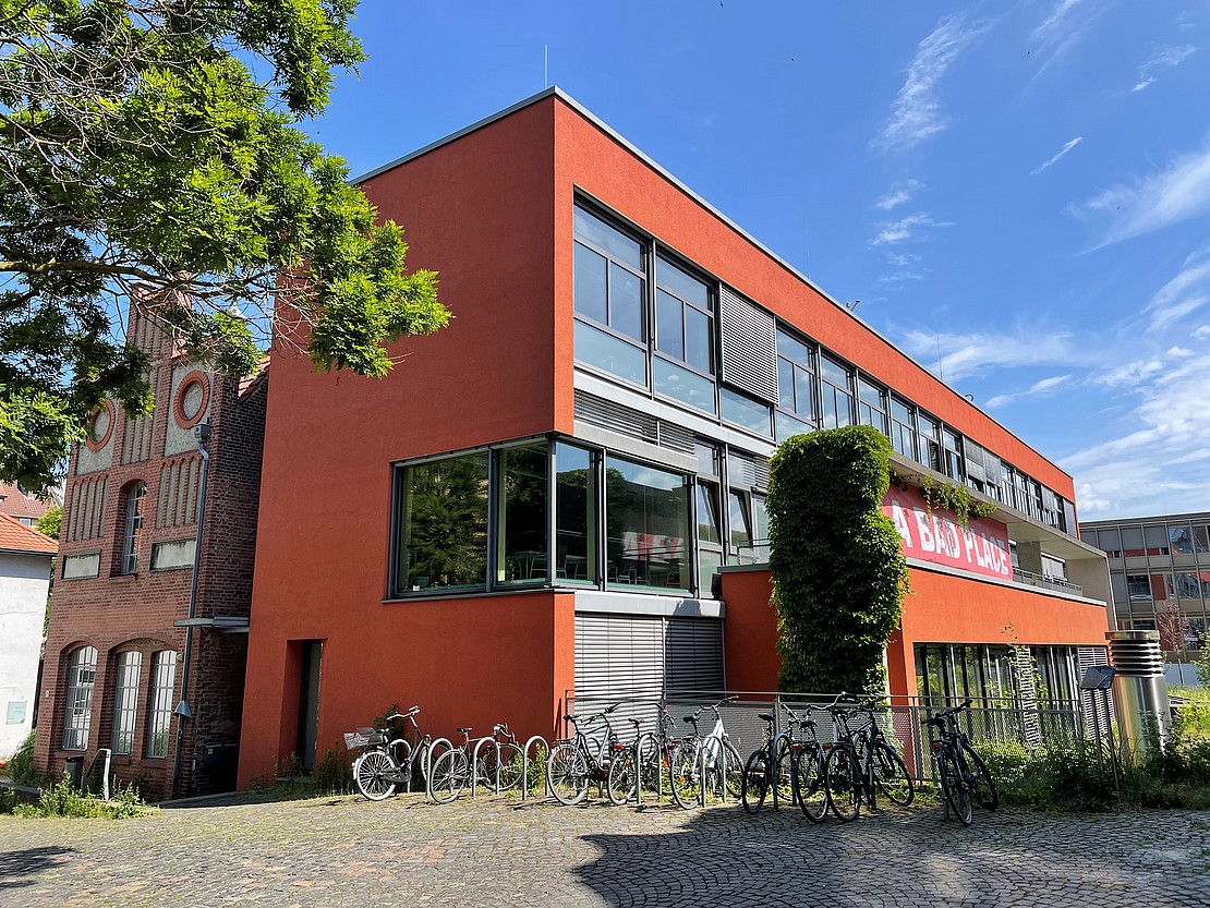 Der Schriftzug am Zentrum für Umweltbewusstes Bauen.