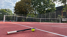 Der neue Tennisplatz an der Aueparkalle. Im Vordergrund liegt ein Tennisschläger auf dem Boden des Platzes. 