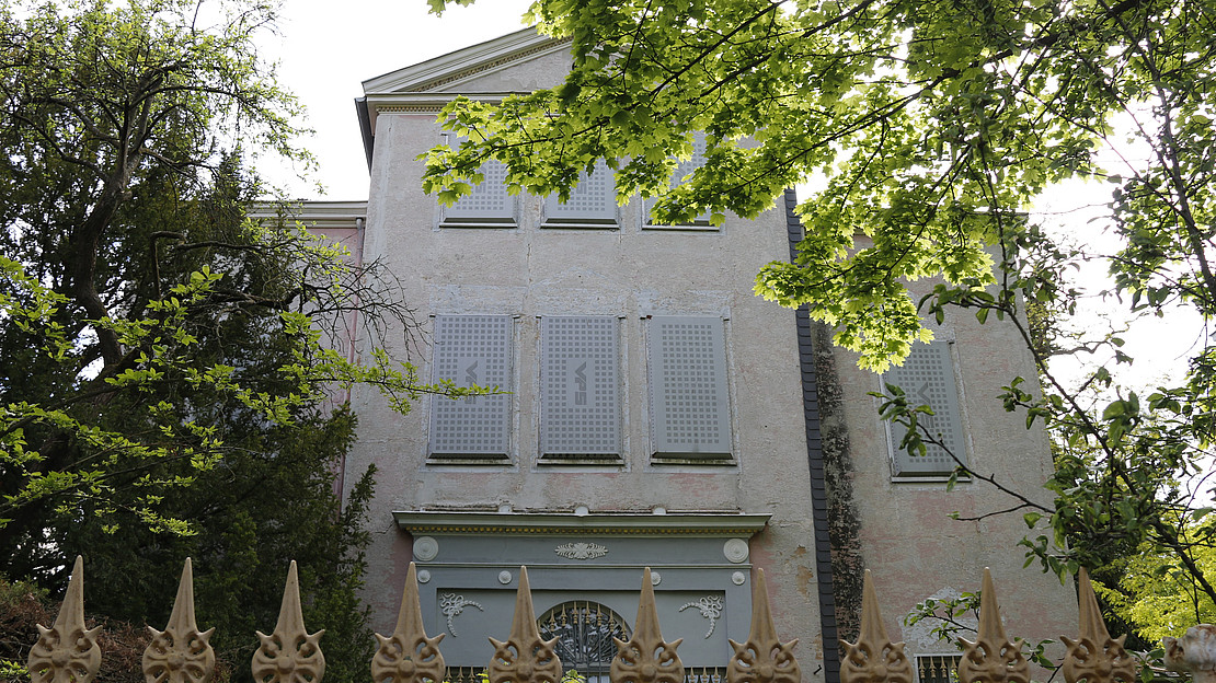 The photo shows Villa Rühl before the renovation 